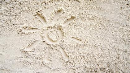 Sonne in Sand gemalt