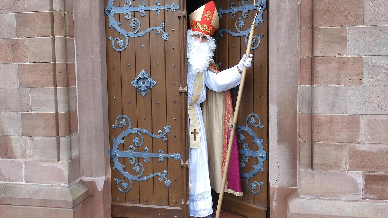 Nikolaus an der Kirchentür